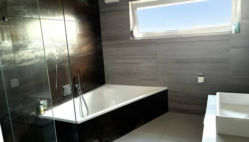 Badezimmer mit Wanne und Dusche - 