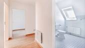 Flur mit Blick ins Badezimmer - 
