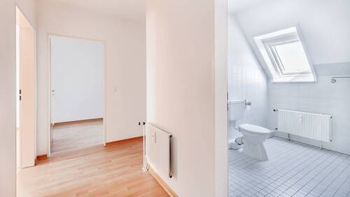 Flur mit Blick ins Badezimmer - 