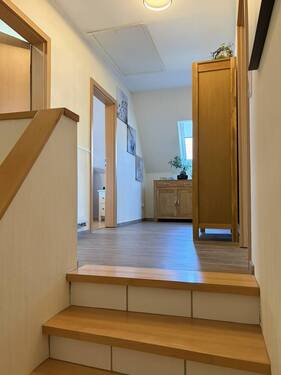 EG_Flur mit Aufgang zum Obergeschoss (1) - 
