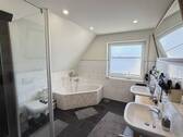 OG_Badezimmer mit Wanne und Dusche (5) - 