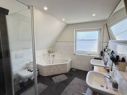 OG_Badezimmer mit Wanne und Dusche (5) - 