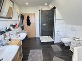 OG_Badezimmer mit Wanne und Dusche (2) - 