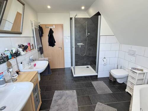 OG_Badezimmer mit Wanne und Dusche (2) - 