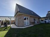 der gepflegte Garten mit Blick zum Haus (2) - 4 Zimmer Einfamilienhaus zum Kaufen in Wiefelstede