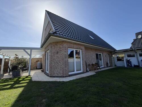 der gepflegte Garten mit Blick zum Haus (2) - 4 Zimmer Einfamilienhaus zum Kaufen in Wiefelstede