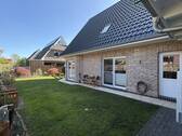 der gepflegte Garten mit Blick zum Haus (1) - 4 Zimmer Einfamilienhaus in Wiefelstede