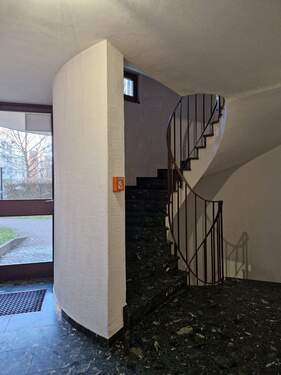 Treppenhaus - 3 Zimmer Etagenwohnung zum Kaufen in München