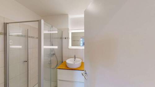 Badezimmer mit Dusche und Wanne - 