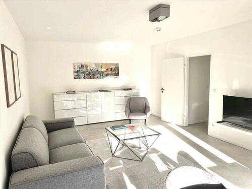 Wohnzimmer - Zentral gelegene, sanierte City-Wohnung mit separatem Tiefgaragenplatz – Top-Lage nahe Steinplatz, sofort beziehbar.