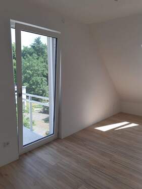 Wohnzimmer mit Balkon - 3 Zimmer Etagenwohnung in Dormitz