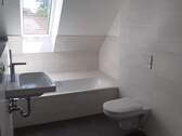 Tageslichtbad mit Wanne und Dusche - 