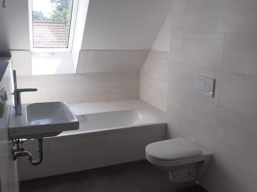 Tageslichtbad mit Wanne und Dusche - 