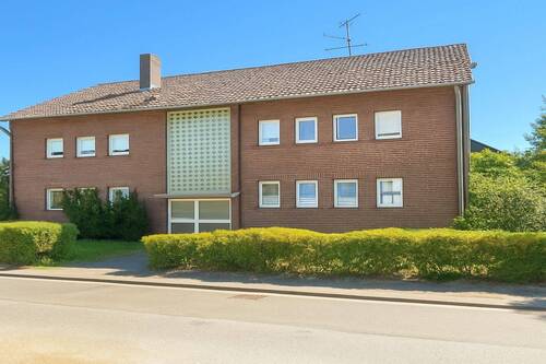 Straßenansicht - Investieren oder selbst einziehen - vielseitiges Mehrfamilienhaus mit Erbbaurecht bis 2071