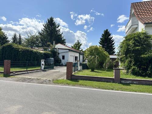 Blick in den Hof mit den Garagen - 