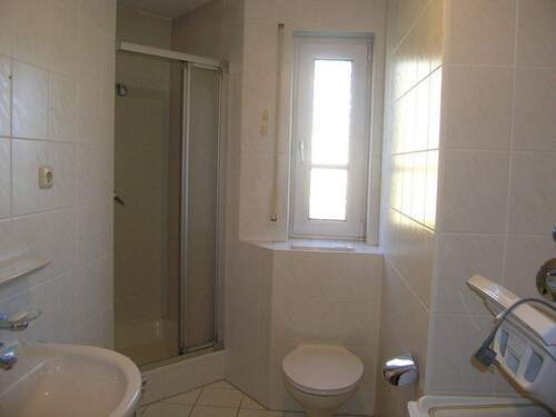 Bad mit Dusche und Wanne - 