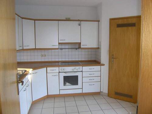 Küche mit Abstellraum und Zugang zum Balkon - 