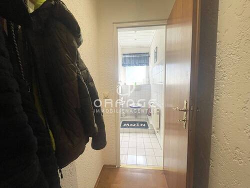 ...davon getrennt, das Gäste WC, natürlich mit Fenster! - 