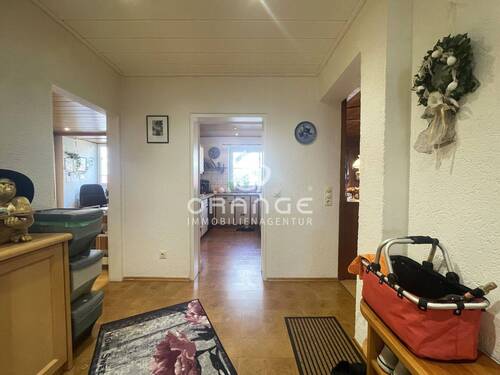 Der geräumige Flur, links Büro, geradeaus Küche und rechts davon der Eß,- und Wohnbereich - 