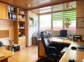 Im Büro finden 2 Schreibtische.... - 