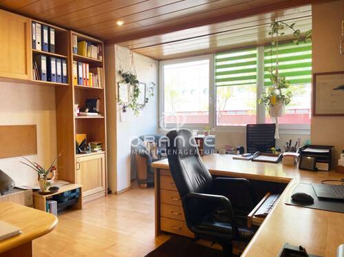Im Büro finden 2 Schreibtische.... - 