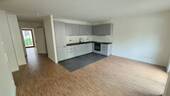 Offener Wohn- und Kochbereich - Moderne 3-Zimmer-Neubauwohnung mit Terrasse und Einbauküche