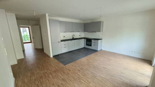 Offener Wohn- und Kochbereich - Moderne 3-Zimmer-Neubauwohnung mit Terrasse und Einbauküche