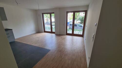 Großzügiges Wohnzimmer - Etagenwohnung mit 80,00 m&sup2; in Frankfurt am Main / Gutleutviertel zur Miete