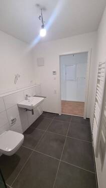 Badezimmer mit Handtuchheizkörper - 