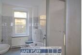 Tageslichtbad mit Wanne und Duschkabine - 