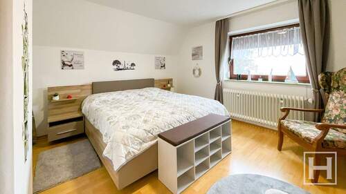 Lichtdurchflutetes Dachgeschoss-Schlafzimmer - 