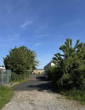 Zufahrt auf das Grundstück - 