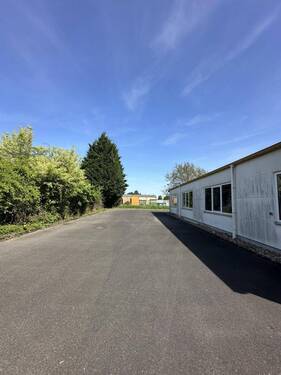 Seitliche Zufahrt auf das Gelände - 