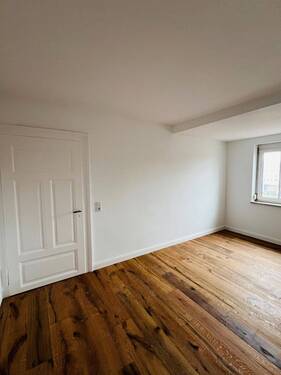 Wohnzimmer - Etagenwohnung in Neustadt an der Aisch zum Kaufen