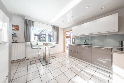 Eine modern gestaltete Küche - Einfamilienhaus mit 144,70 m&sup2; in Bramsche zum Kaufen