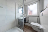 Das sanierte Badezimmer des EG - 