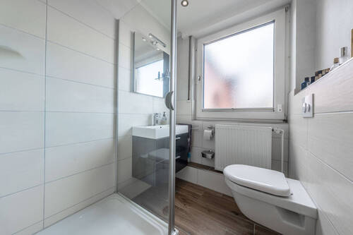 Das sanierte Badezimmer des EG - 