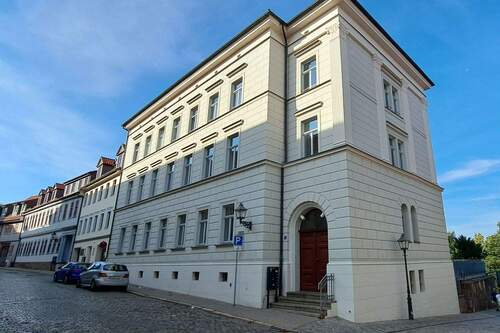 Frontansicht mit Eingangstür - 