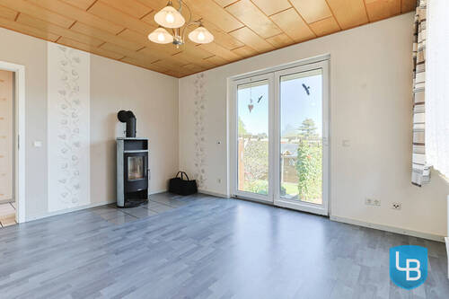 Esszimmer / Wohnzimmer mit Kamin und Zugang zum Garten - 6 Zimmer Einfamilienhaus in Kiel / Kroog