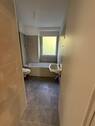 Bad mit Wanne und Fenster - 