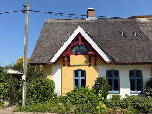 Hausansicht - 3 Zimmer Mehrfamilienhaus, Wohnhaus in Garz/Rügen