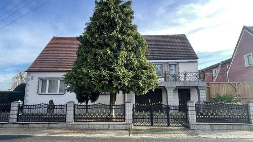 Straßenansicht - Viel Platz für Ihre Träume - 120.000,00&nbsp;EUR Kaufpreis, ca.&nbsp; 141,00&nbsp;m&sup2;&nbsp;Wohnfl&auml;che