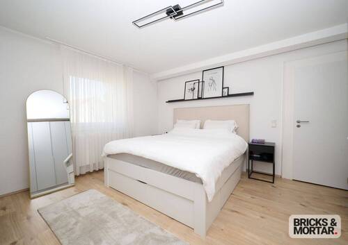 Schlafzimmer OG - 9 Zimmer Einfamilienhaus in Weißenhorn