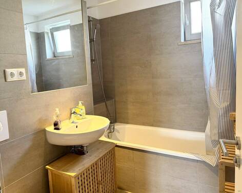 modernes Wannenbad mit Fenster - 