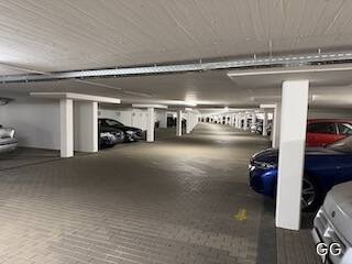 Platz in der großen Tiefgarage - 