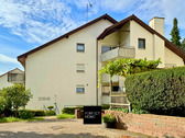 Hausansicht.png - Gemütlich wohnen & individuell gestalten: 3 Zimmer, Balkon, 2 TG-Plätze & Gemeinschaftsgarten!