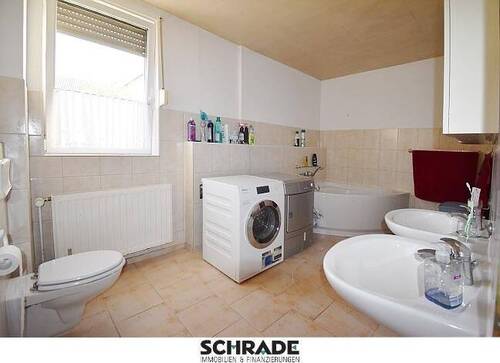 Helles Wannenbad im Erdgeschoss - 