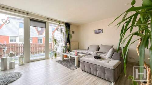 Gemütliche Sitzecke mit Zugang zum Balkon - 2 Zimmer Etagenwohnung in Wahlstedt