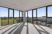 Büro mit Aussicht - High-Tech-Büro im 2. OG: Höchster Komfort mit Heiz-Kühldecken