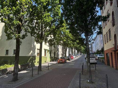 Straßenansicht - Charmante Altbauwohnung im Top-Zustand